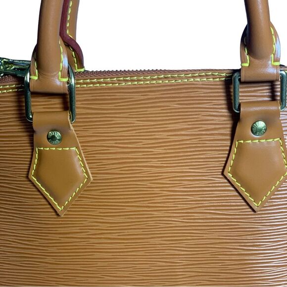 LOUIS VUITTON Authentic Epi Alma PM - Picture 6 of 15